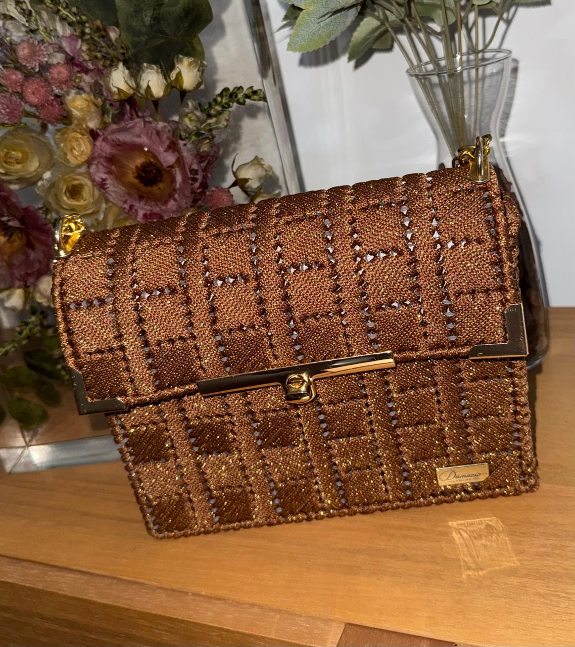 Bolsa de crochê dourada