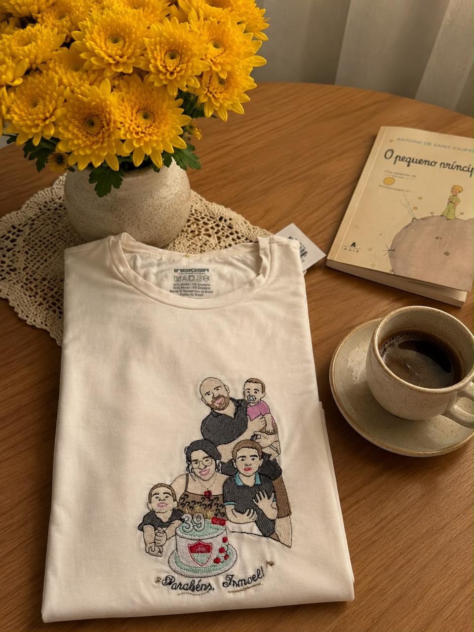 Camiseta branca bordada com ilustração de família