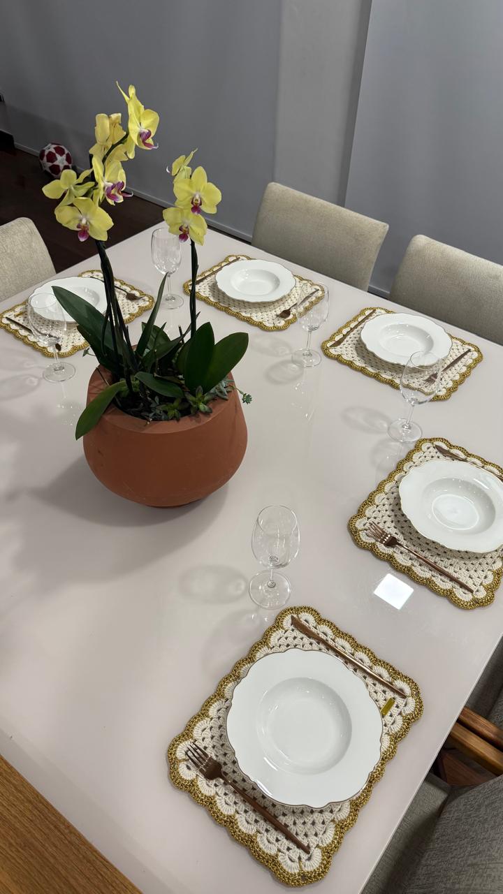 Mesa posta com sousplats de crochê